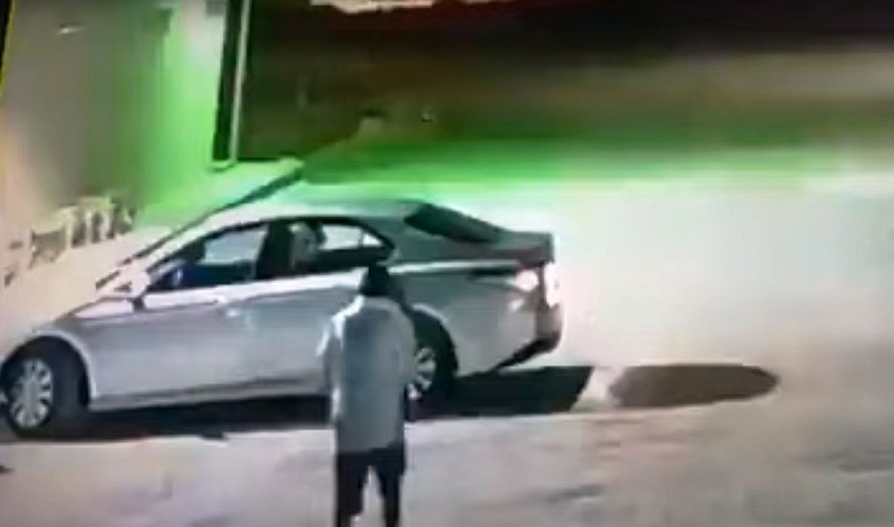 بالفيديو | لص يسرق سيارة بداخلها امرأة بالسعودية