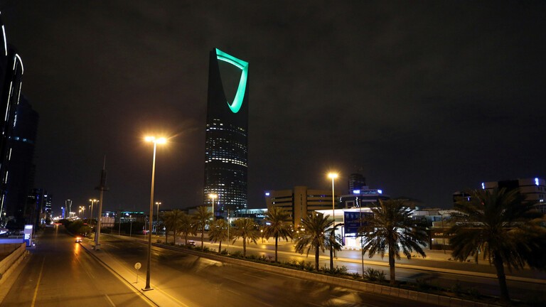 بالفيديو | طفلة "سعودية" تتجول برفقة "حيوان مفترس" والجهات المختصة تتدخل