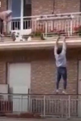 شاب ينقذ عجوز قبل سقوطها من شرفة منزلها بثوان