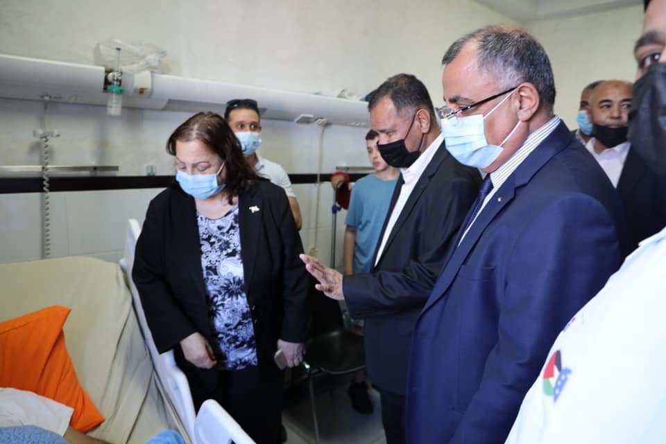برفقة الكيلة.. السفير العماني يتفقد جرحى المواجهات مع الاحتلال بالضفة الغربية