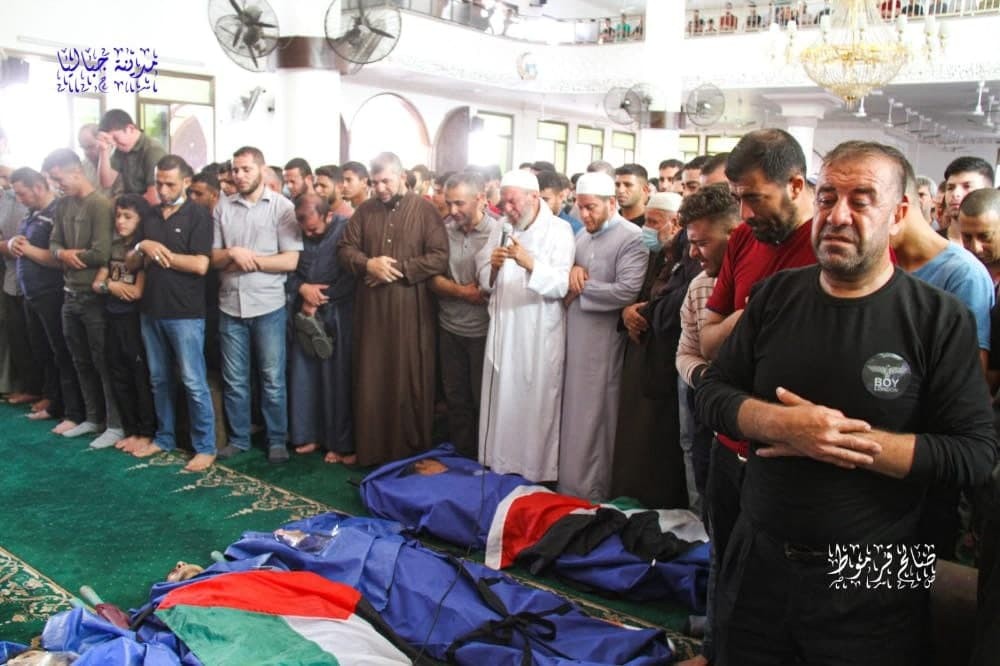 أهالي غزة يُشيعون جثامين الشهداء الذين ارتقوا بالأمس جراء عدوان الاحتلال