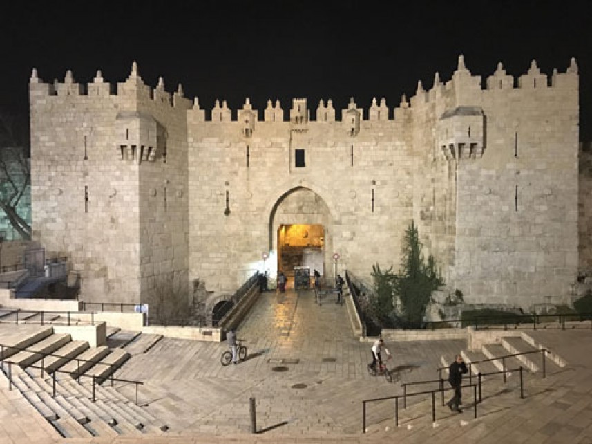 الاحتلال يُقرر منع الفلسطينيين من الدخول عبر باب العامود يوم 28 رمضان