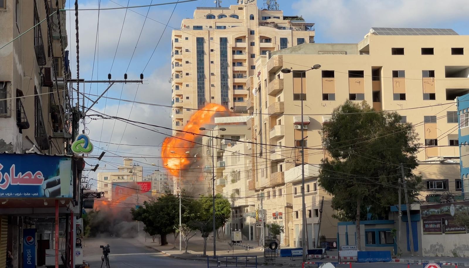 شاهد: لحظة تدمير طائرات الاحتلال لمبنى وزارة الأوقاف غرب غزة