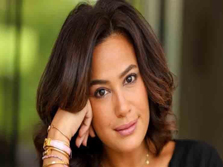 كل عام وأنتِ قمري".. هند صبري تحتفل بعيد ميلاد والدتها