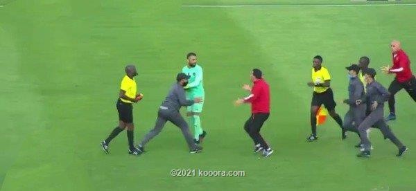 بالصور.. حارس مولودية الجزائر يهاجم حكم مباراة الوداد