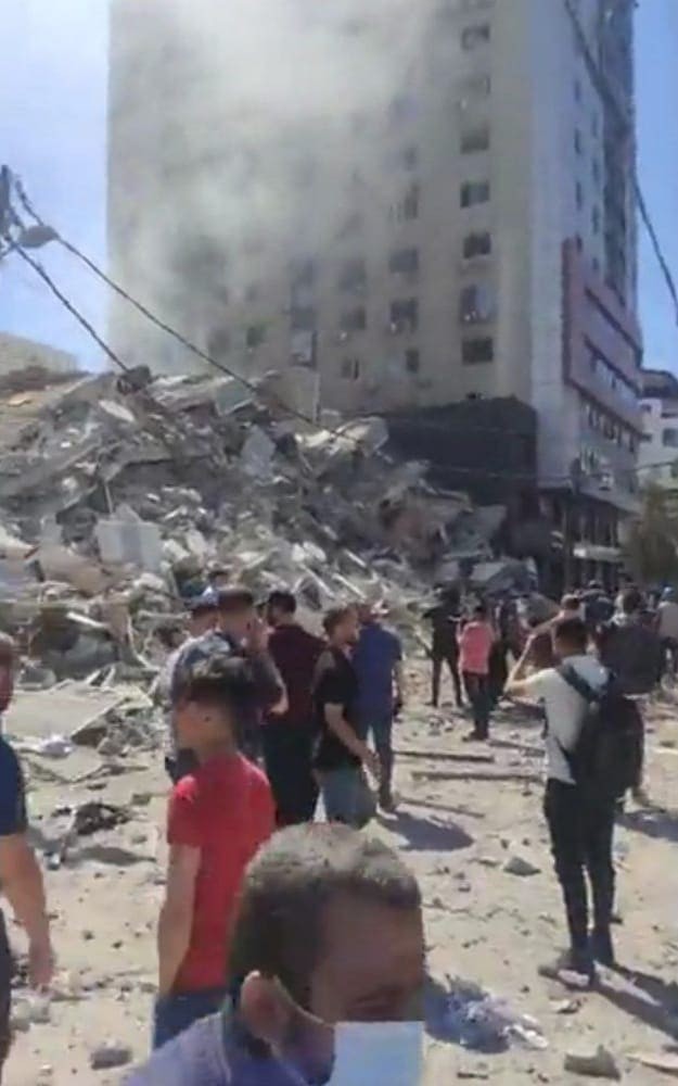 شاهد: لحظة انهيار برج الداعور في شارع الوحدة بغزة