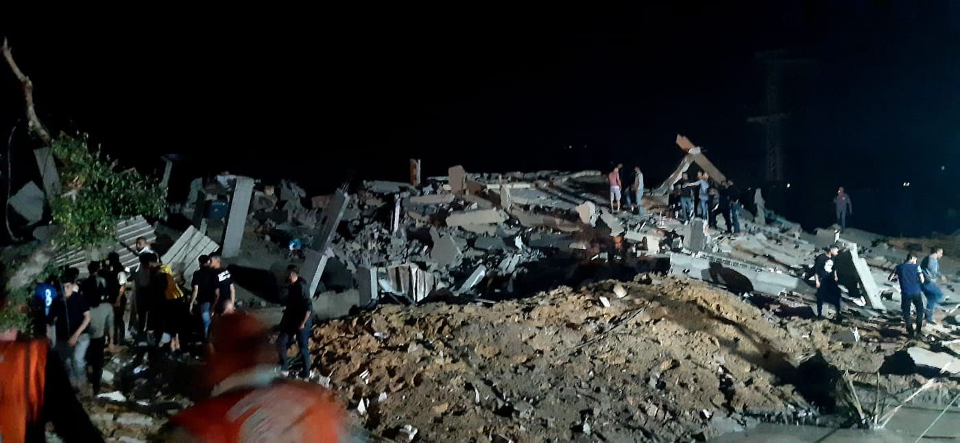 الدفاع المدني يتمكن من انتشال سيدة وابنتها من تحت أنقاض منزل شمال قطاع غزة
