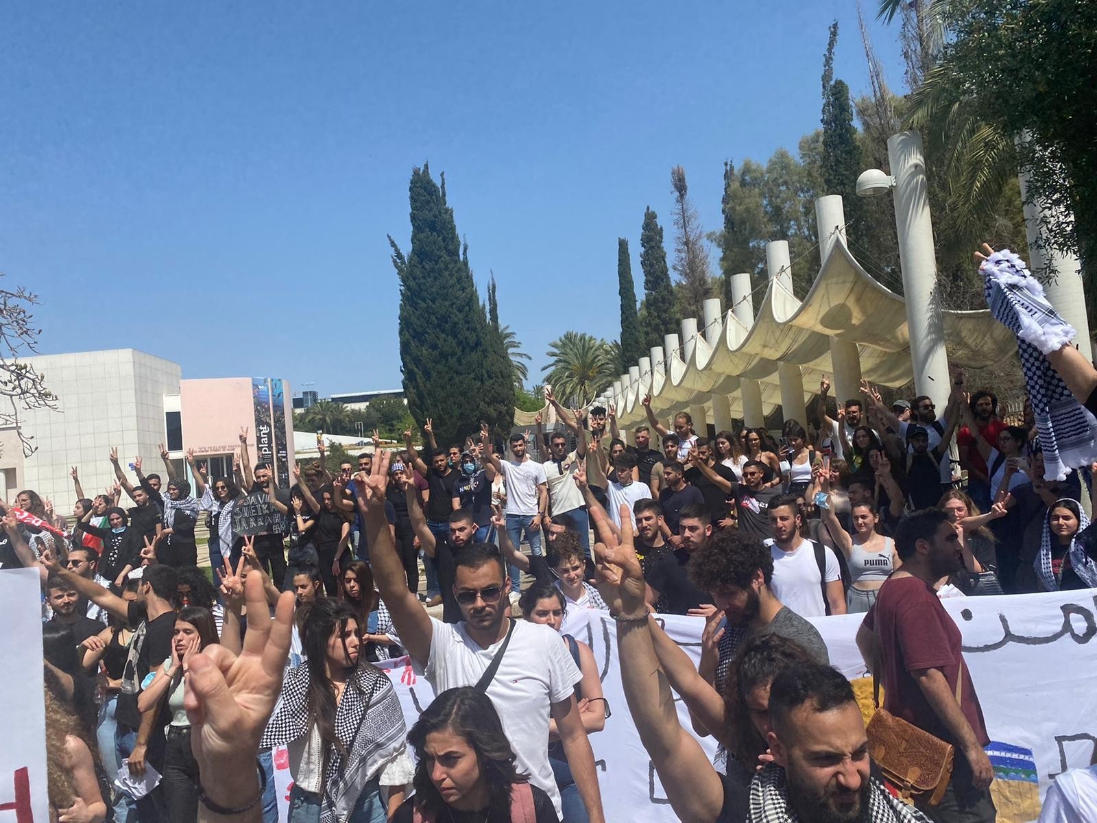 الاحتلال يعتدي على وقفة طلابية مساندة للقدس في جامعة بئر السبع