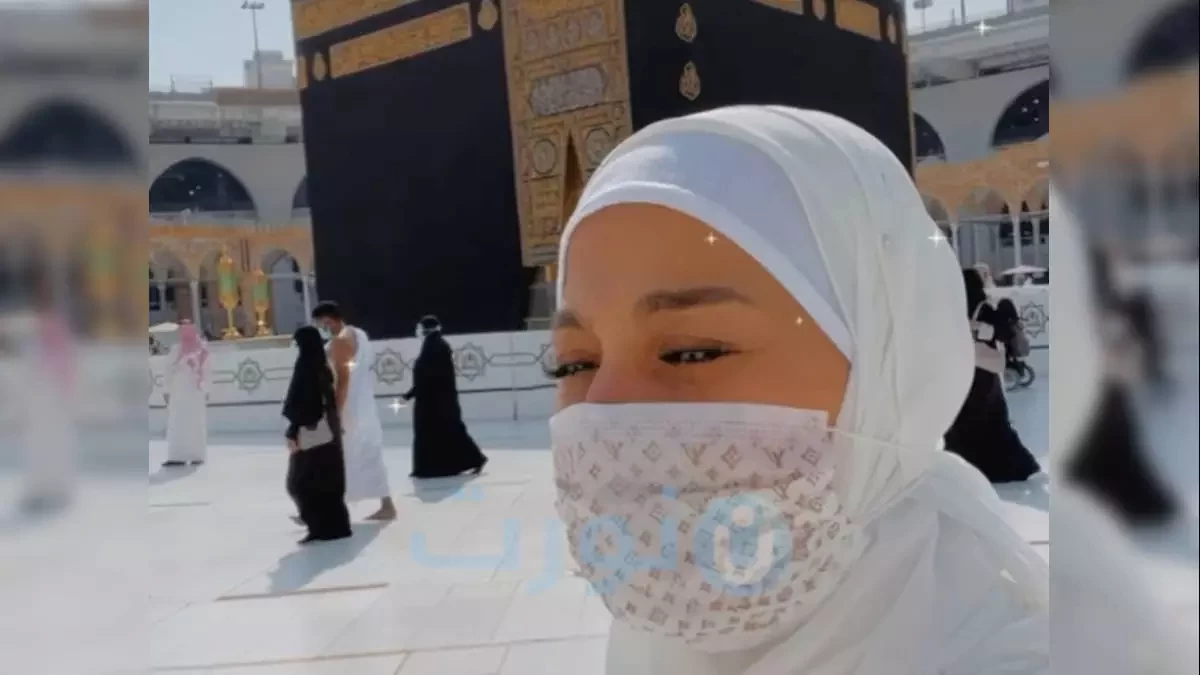 بالفيديو: بسمة وهبة تدعو لـ دلال عبد العزيز من أمام الكعبة