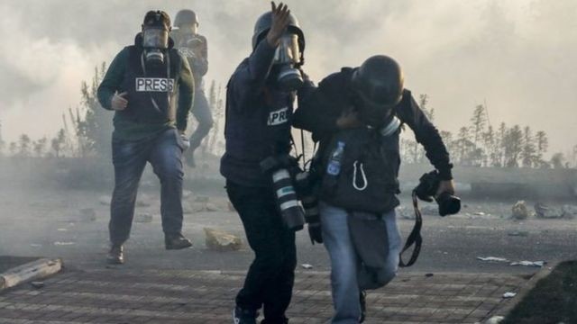 "الإعلام" استهداف الصحفيين المباشر جزء من العدوان المفتوح ضد الحقيقة