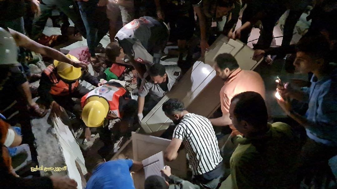 بالفيديو: انتشال مواطن بصحة جيدة من تحت الركام في شارع الوحدة بغزّة