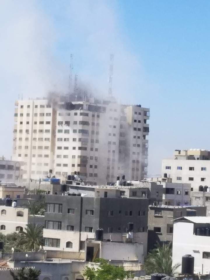 شاهد: طائرات الاحتلال تقصف برج الأندلس في منطقة "الكرامة" شمال قطاع غزّة