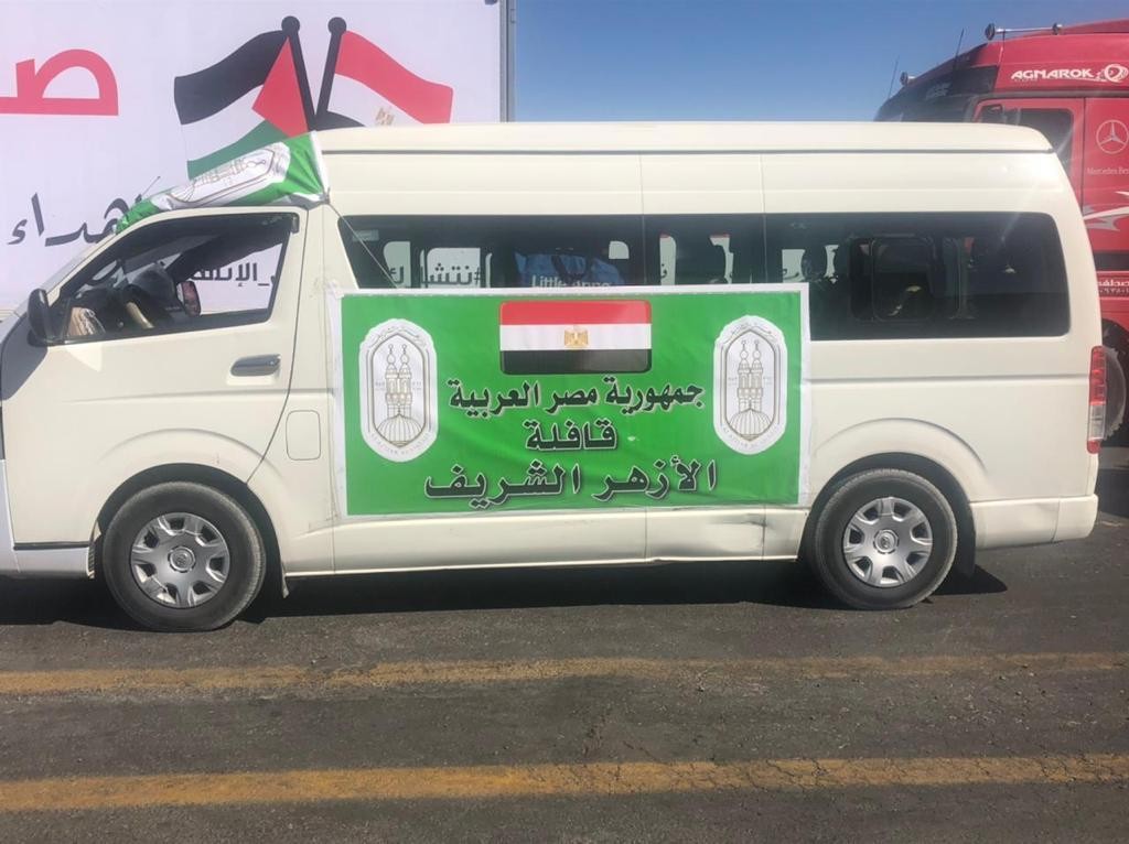 محملة بـ150 طنًّا من المواد الغذائية