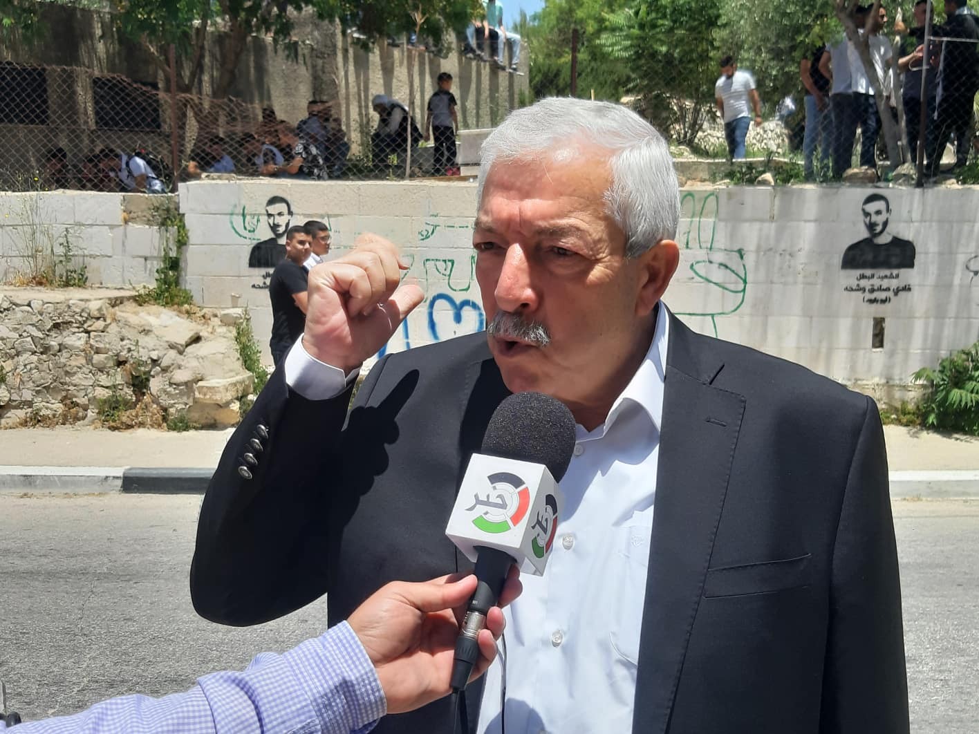 على هامش تشييع جثمانه في رام الله