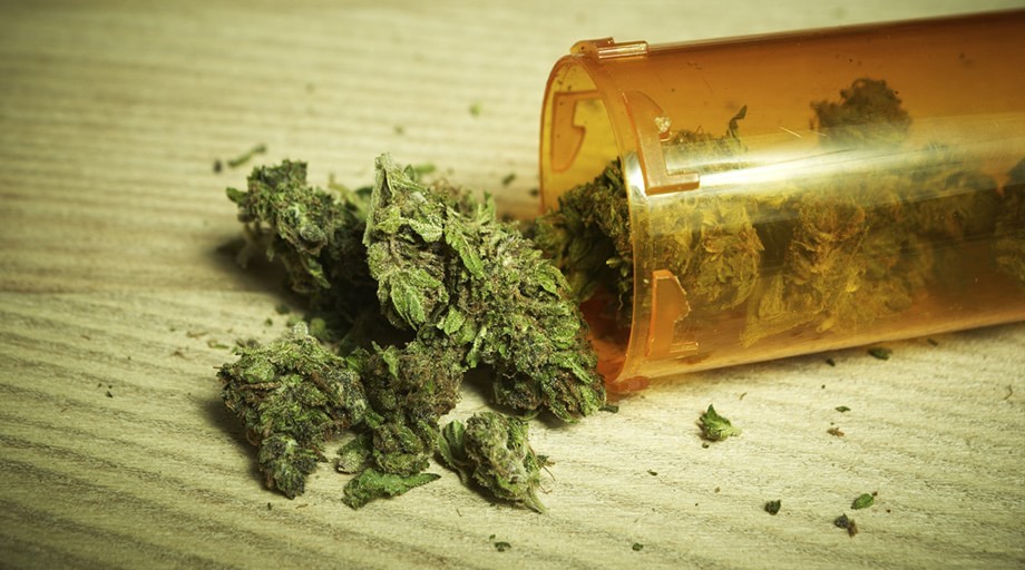 رصد علاقة طردية بين "فيروس كورونا" و "تعاطي الحشيش"