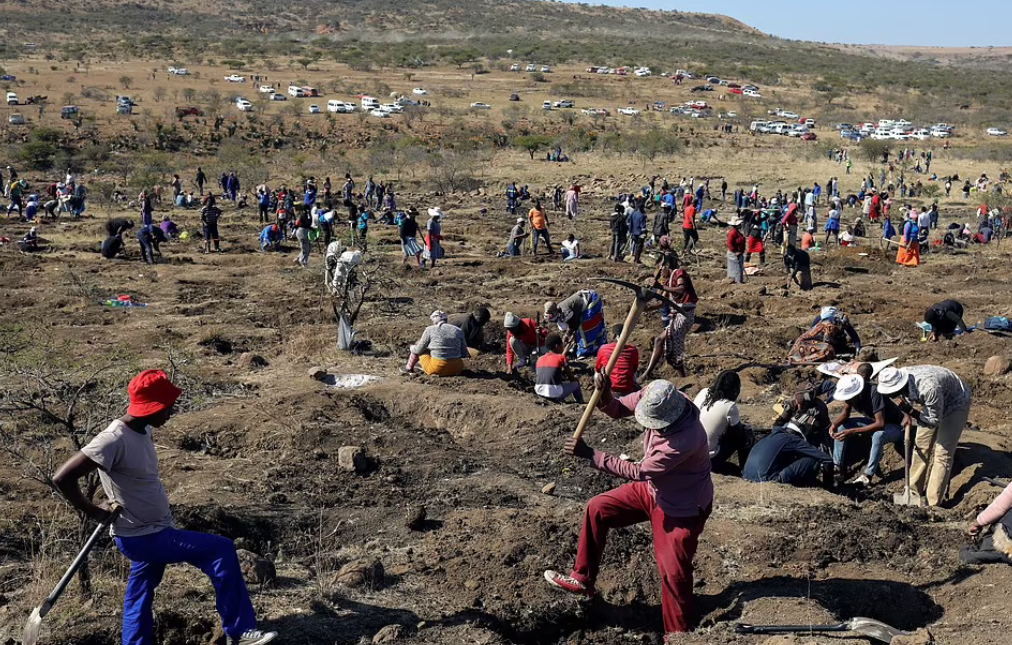 "بحثا عن الألماس" توافد 1000 باحث على قرية فى جنوب أفريقا