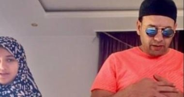 بعد هجوم السوشيال ميديا... مصطفي قمر يحذف صورته مع ابنته أثناء الصلاة بالنضارة