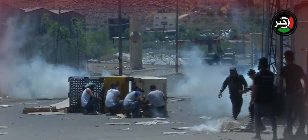بالفيديو: عدسة وكالة "خبر" ترصد المواجهات بين الفلسطينيين وقوات الاحتلال في بلدة بيتا جنوب نابلس