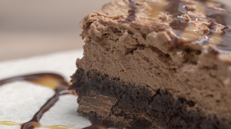 بالفيديو | طريقة عمل "موس الشوكولاته" مع البراونيز