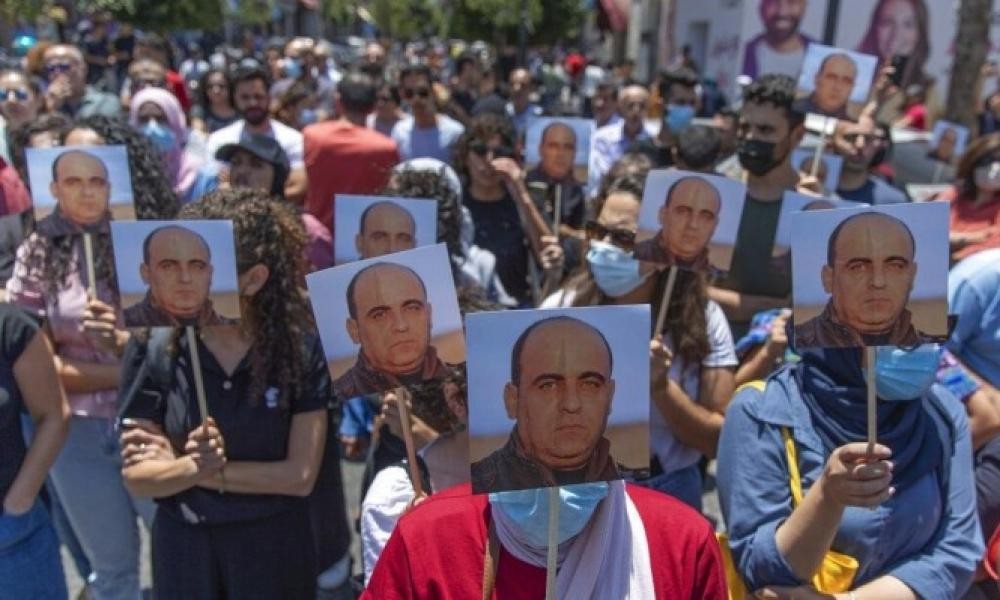 صحيفة عبرية تُعلق على حادثة مقتل الناشط الفلسطيني نزار بنات