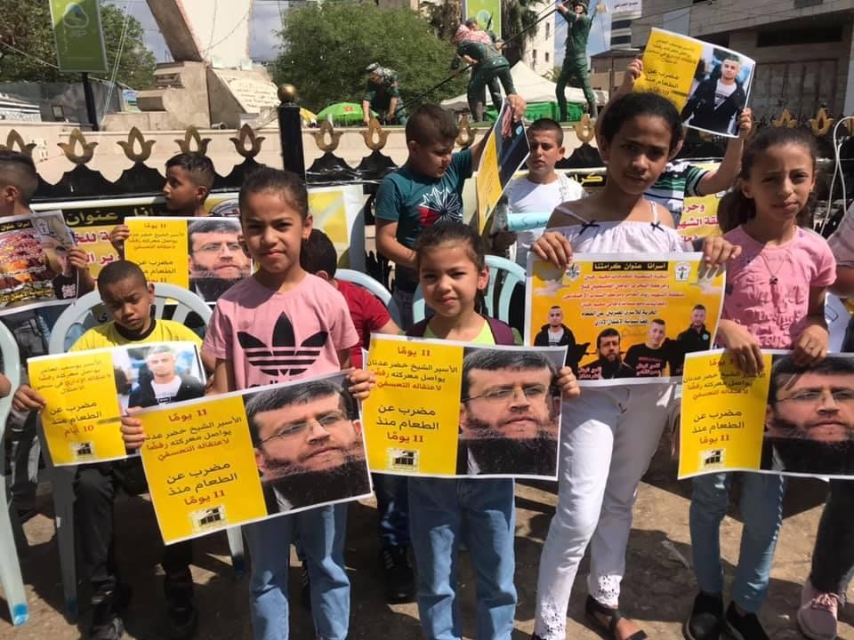 وقفة دعم وإسناد للأسرى المضربين في سجون الاحتلال بالخليل