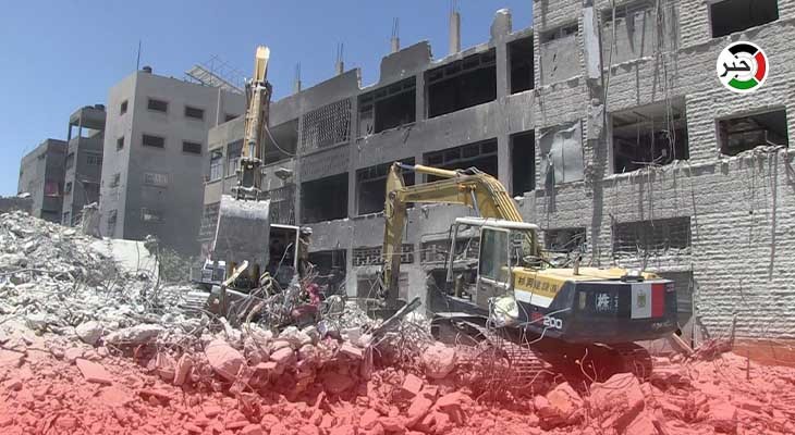 بالفيديو: الآليات المصرية تُواصل إزالة ركام برج الشروق المُدمر في غزّة