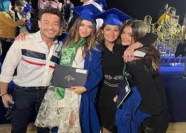 ليلى زاهر تحتفل بتخرجها من المدرسة بميدلي إنجليزي عربي