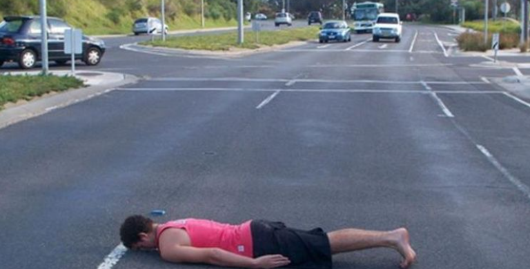 بسبب "تحدى الاستلقاء"... رعب فى بلدة إيطالية  على السوشيال ميديا