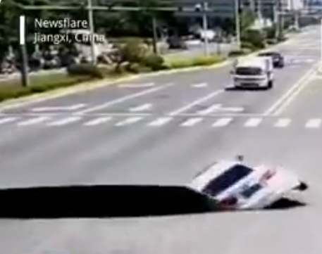 كاميرا مراقبة ترصد لحظة سقوط سيارة فى حفرة عملاقة بالصين