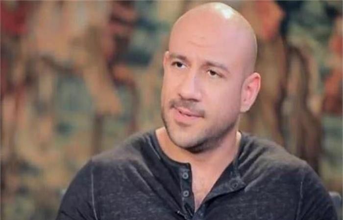بالفيديو: أحمد مكي يُطعم قردا من خلف قفص حديدي
