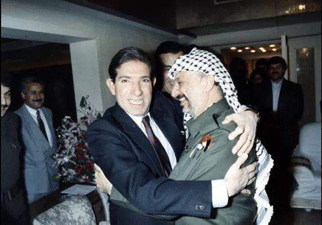 صورة جمعت الزعيم الفلسطيني ياسر عرفات بالراحل محمد عوض فى ذكرى ميلاده