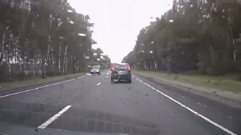 بالفيديو | حادث مرور قاتل بعد انحراف "سيارة" نحو الاتجاه المعاكس