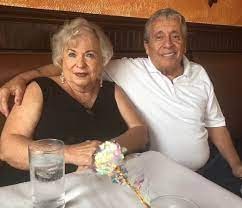 سيدة ذهبت لسحب 20 دولارًا من حسابها لتكتشف تحولها لمليارديرة