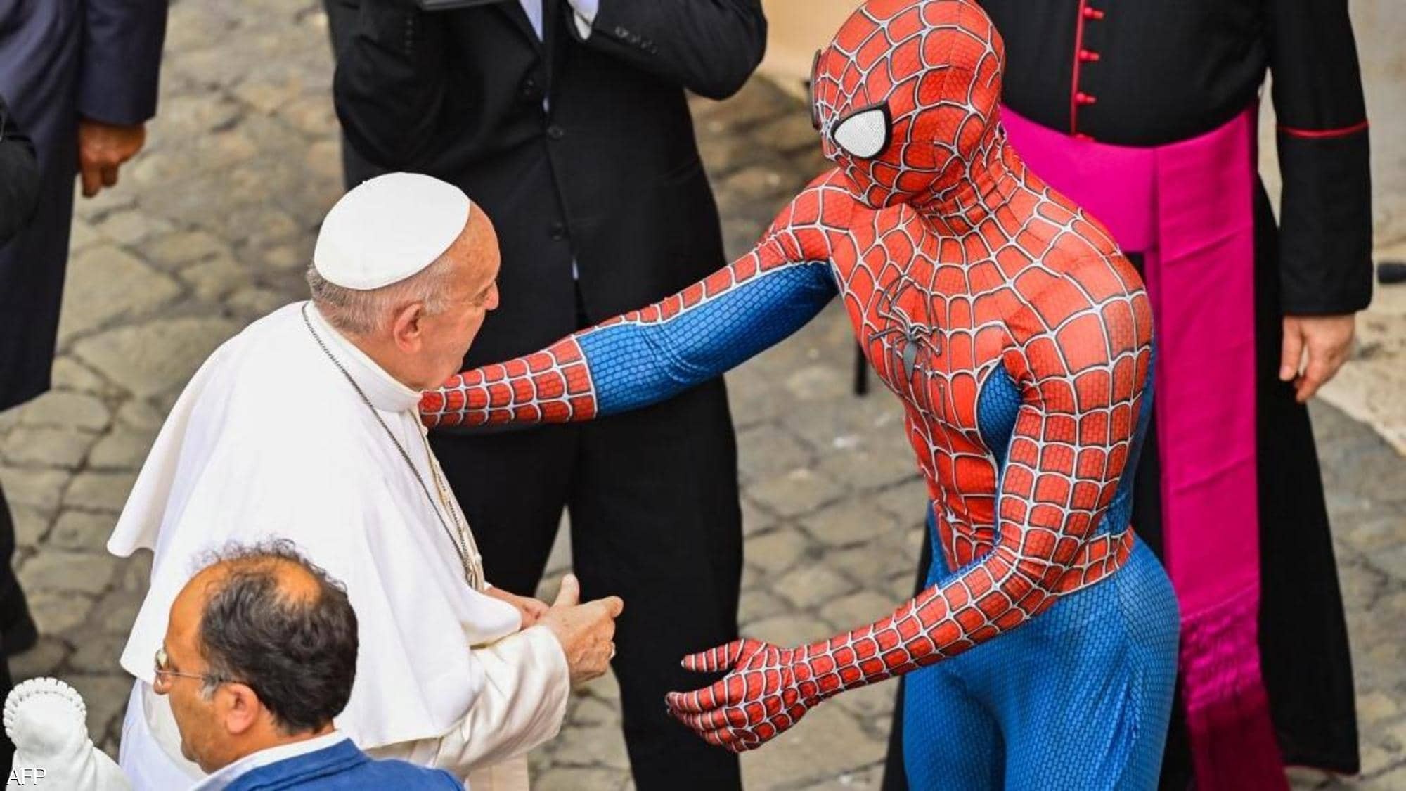 بالفيديو | بابا الفاتيكان يلتقي "سبايدرمان" مشهد يوثق "اللقطة الغريبة"