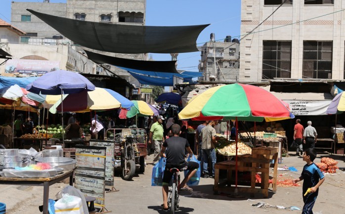 غزة: الاقتصاد تحذّر التجار والباعة من رفع الأسعار