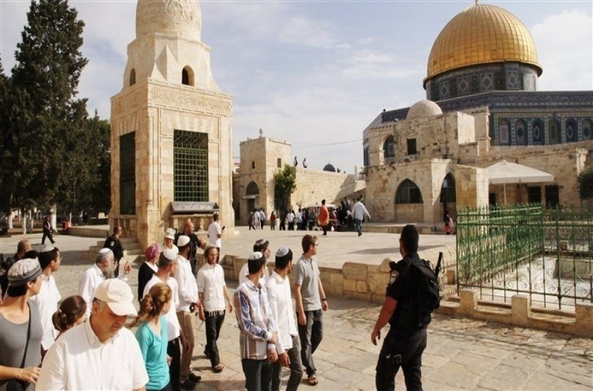 مستوطنون وجنود الاحتلال يقتحمون عدة أحياء في القدس