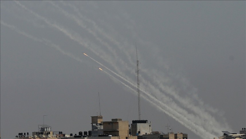بالفيديو والصور: إطلاق رشقات صاروخية من غزّة باتجاه تل أبيب ومستوطنات الغلاف