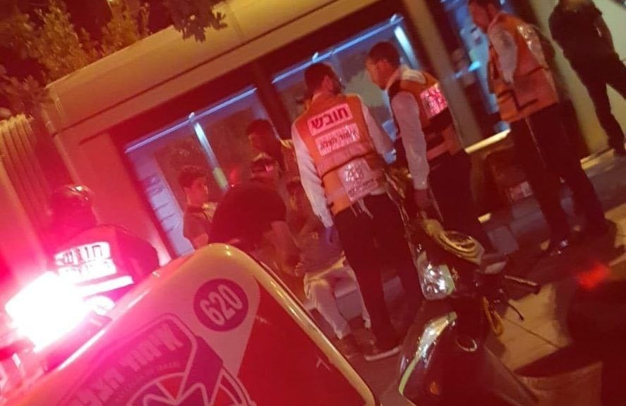 الإعلام العبري: إصابة مستوطنَين إثر عملية طعن في محطة القطار الخفيف بالقدس