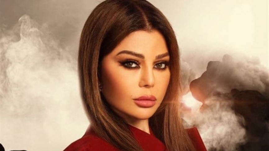 بالفيديو |  الفنانة اللبنانية "هيفاء وهبي" كادت ان تسقط على المسرح بسبب فستانها