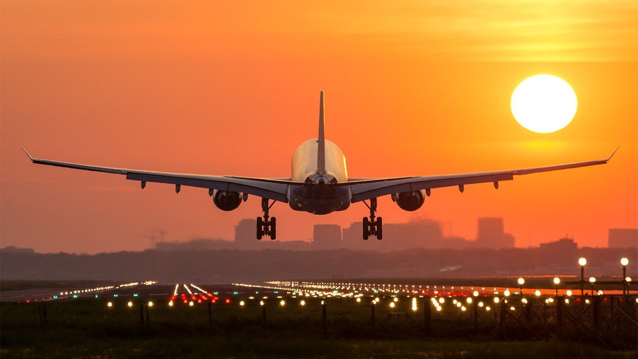 بالفيديو | إهانة لفظية وبصق على الوجه "سيدة" تعتدي على ركاب طائرة بسبب كمامة