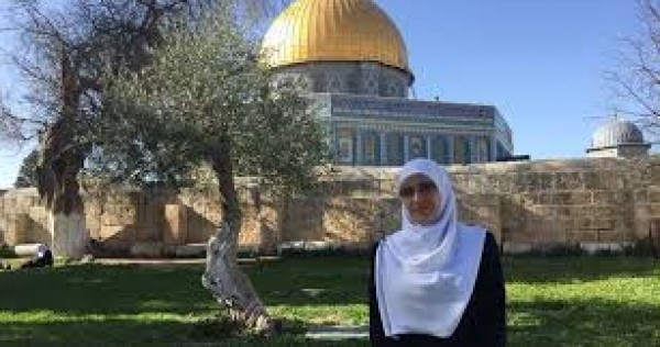 سلطات الاحتلال تُجدد منع السفر بحق المرابطة هنادي حلواني والناشط ناصر الهدمي
