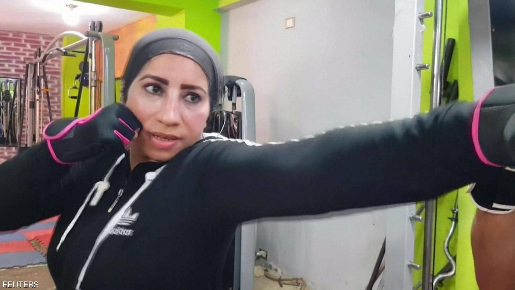 شاهدوا | مصرية تدرب الرجال على "الملاكمة" في ريف صعيد مصر