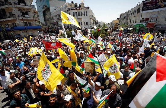 مسيرات حاشدة في عدد من محافظات الضفة دعماً للرئيس عباس