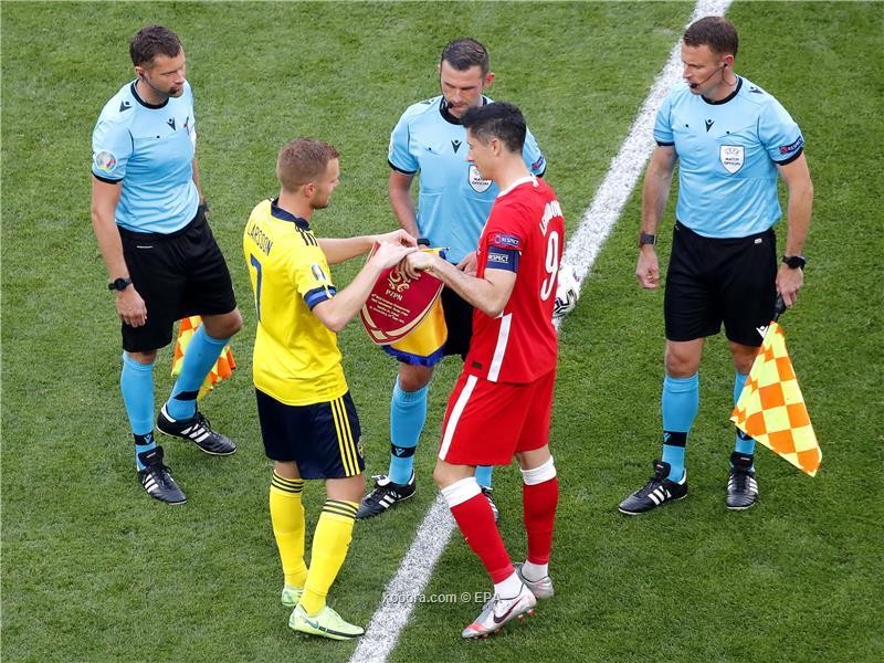 بالصور : السويد تقصي بولندا وتتصدر مجموعتها