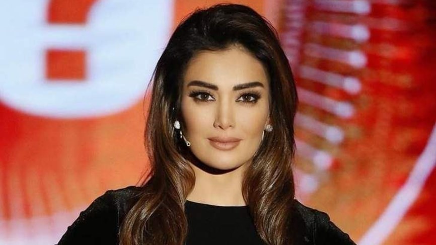 شاهدوا | النجمة اللبنانية "جيسيكا عازار" تقبل يد أصالة في زفافها وشقيقتها تسرق الأضواء منها بجمالها