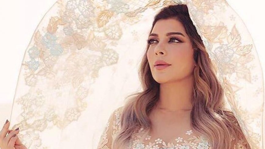 شاهدوا | معجب يعترف بحبه لـلفنانة "أصالة نصري" مباشرةً على الهواء وردة فعلها غريبة