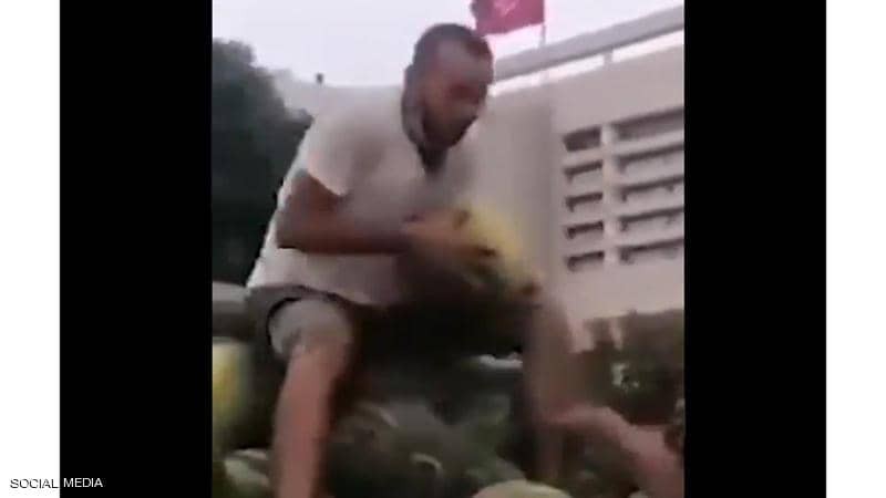 بالفيديو | بعد مشهد تحطيم "البطيخ" السلطات التونسية توقف البائع الغاضب