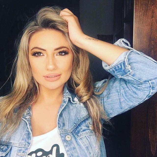 بالفيديو | أنجيلا بشارة طليقة النجم اللبناني "وائل كفوري" تنشر صورة من عقد نفقة إبنتيها