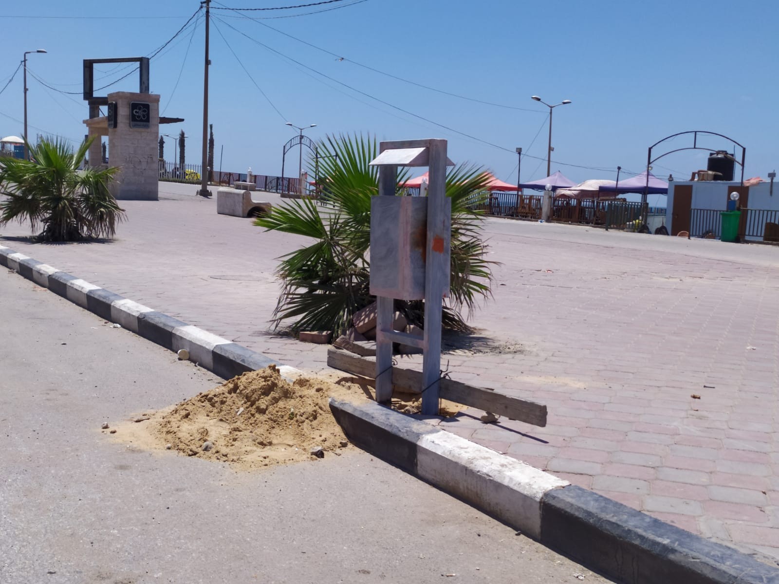 غزة: البلدية تُنهى تركيب حاويات "لتر بن" على طول شارع الرشيد