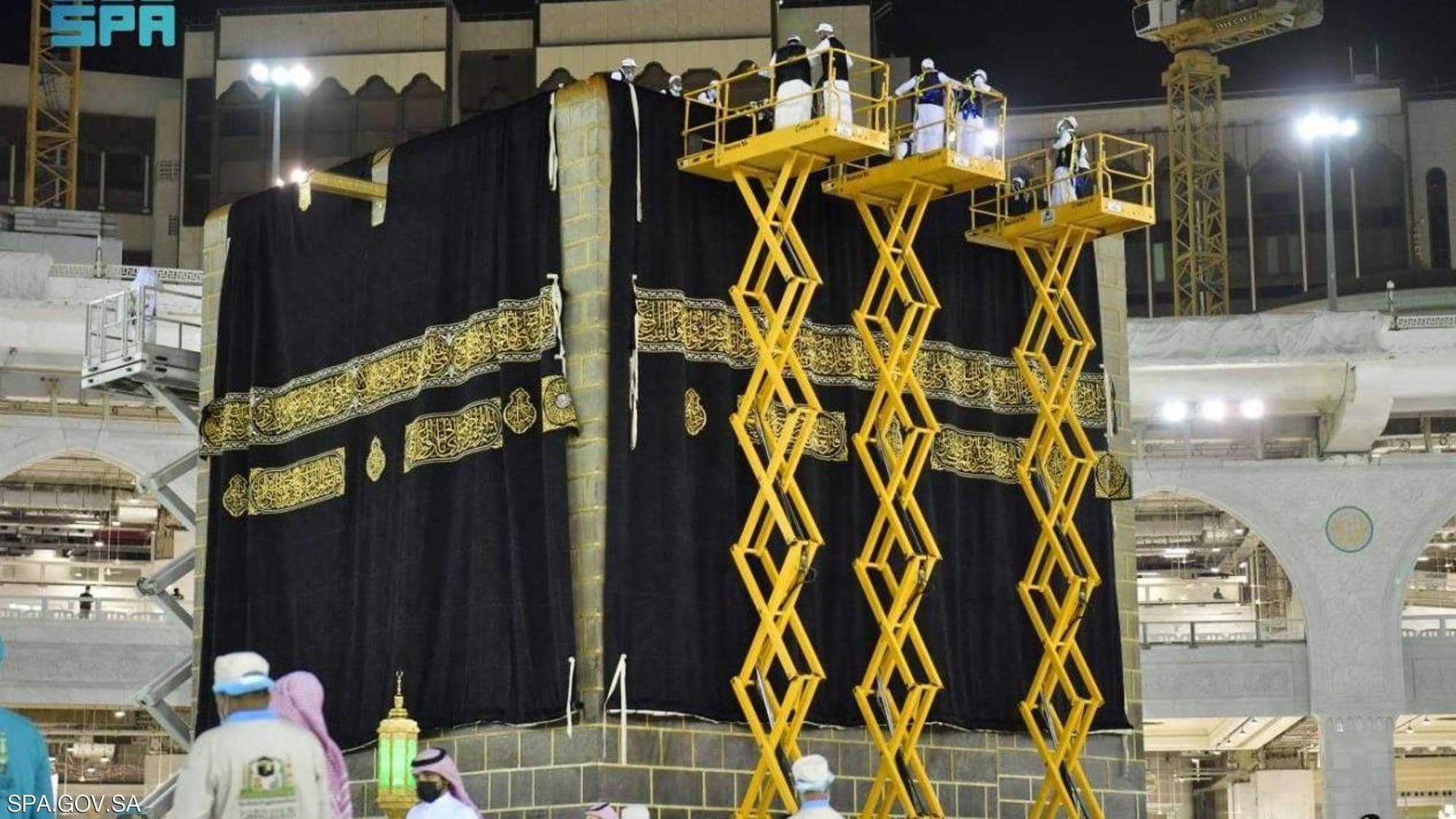 شاهدوا | الكعبة المشرفة تكتسي حلَّتها الجديدة